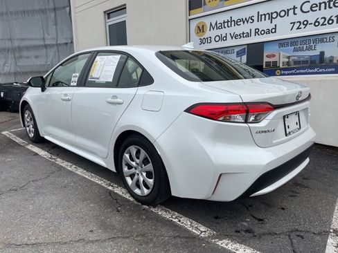 Used 2022 Toyota Corolla LE image 3