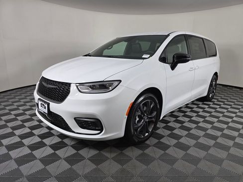 New 2026 Chrysler Pacifica Select FWD image 8