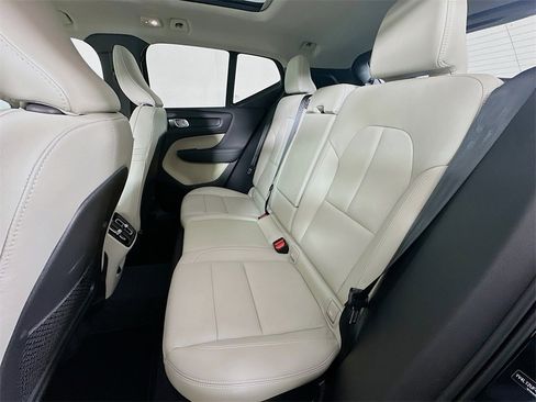 Used 2025 Volvo XC40 B5 Ultra w/ Protection Package image 4