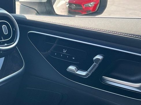 Used 2024 Mercedes-Benz GLC 300 4MATIC image 30