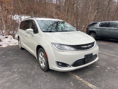 Used 2017 Chrysler Pacifica Touring-L Plus image 3