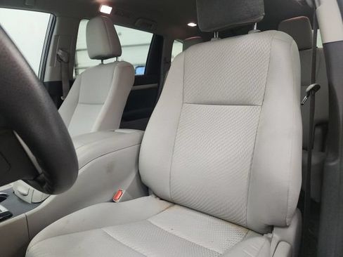 Used 2019 Toyota Highlander LE FWD image 14