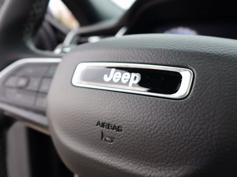 New 2025 Jeep Grand Cherokee Altitude image 24