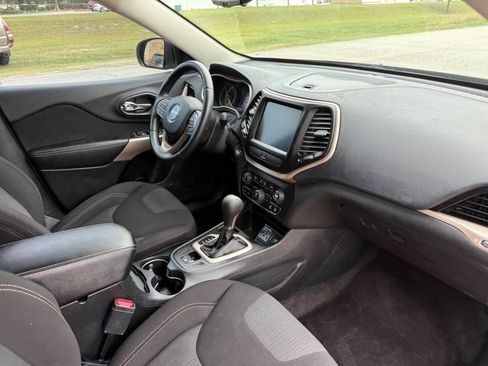 Used 2017 Jeep Cherokee Latitude w/ Comfort & Sound Group FWD image 22