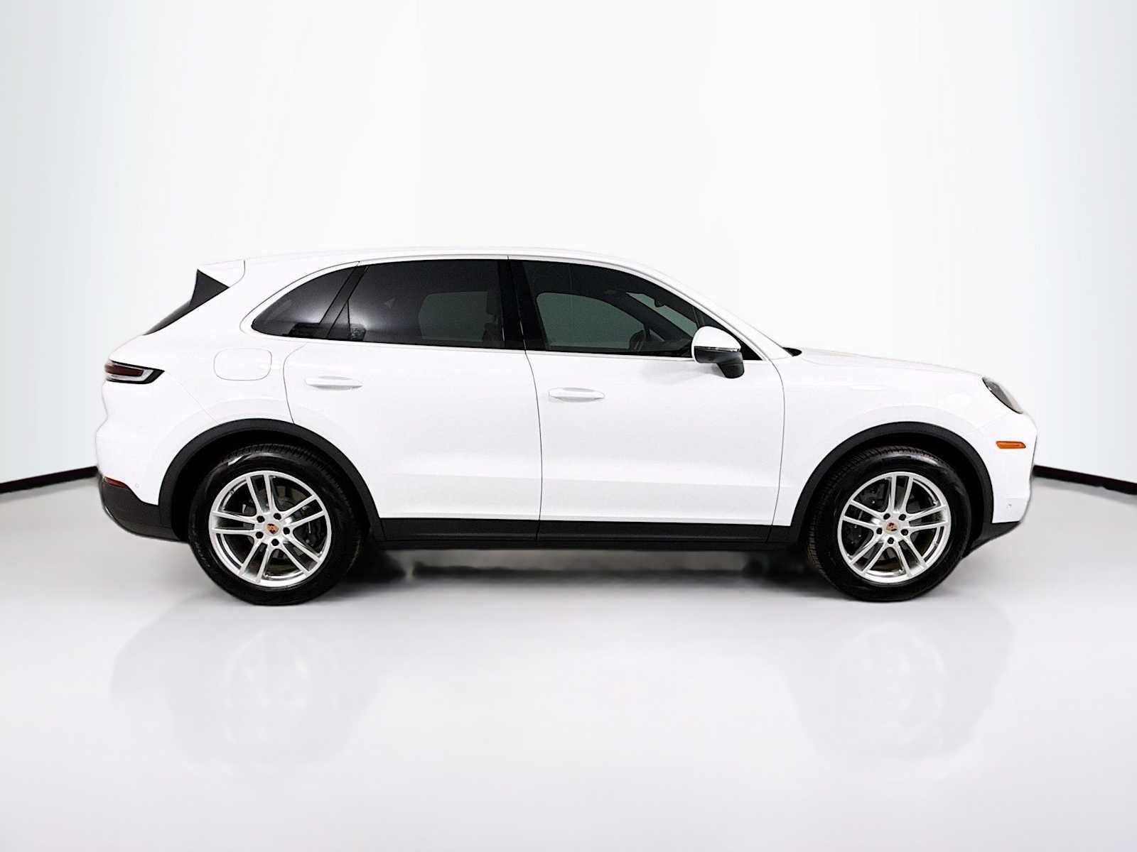 Certified 2025 Porsche Cayenne AWD/4WD image 8