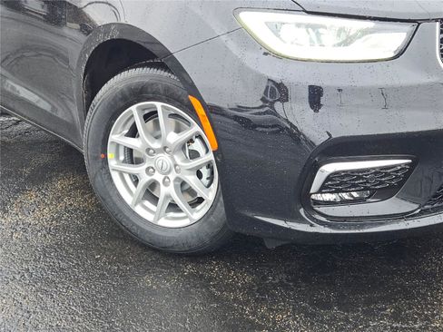 New 2026 Chrysler Pacifica Select image 3