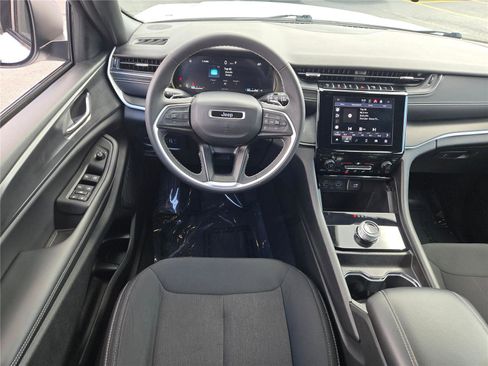 Certified 2024 Jeep Grand Cherokee Laredo X AWD/4WD image 23