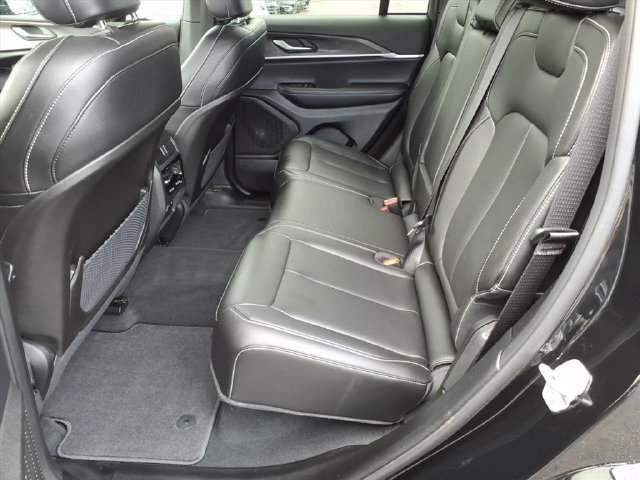 Used 2025 Jeep Grand Cherokee Limited w/ Black Appearance Package AWD/4WD image 13