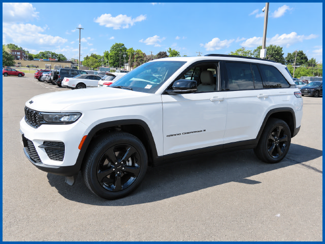 Used 2024 Jeep Grand Cherokee Altitude AWD/4WD image 1
