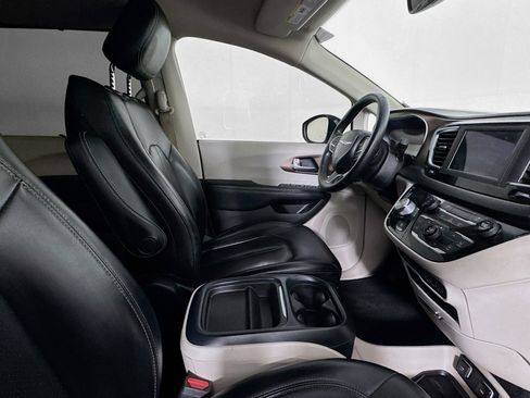 Used 2021 Chrysler Voyager Lxi image 28