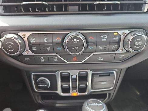 Used 2025 Jeep Gladiator Sport AWD/4WD image 28