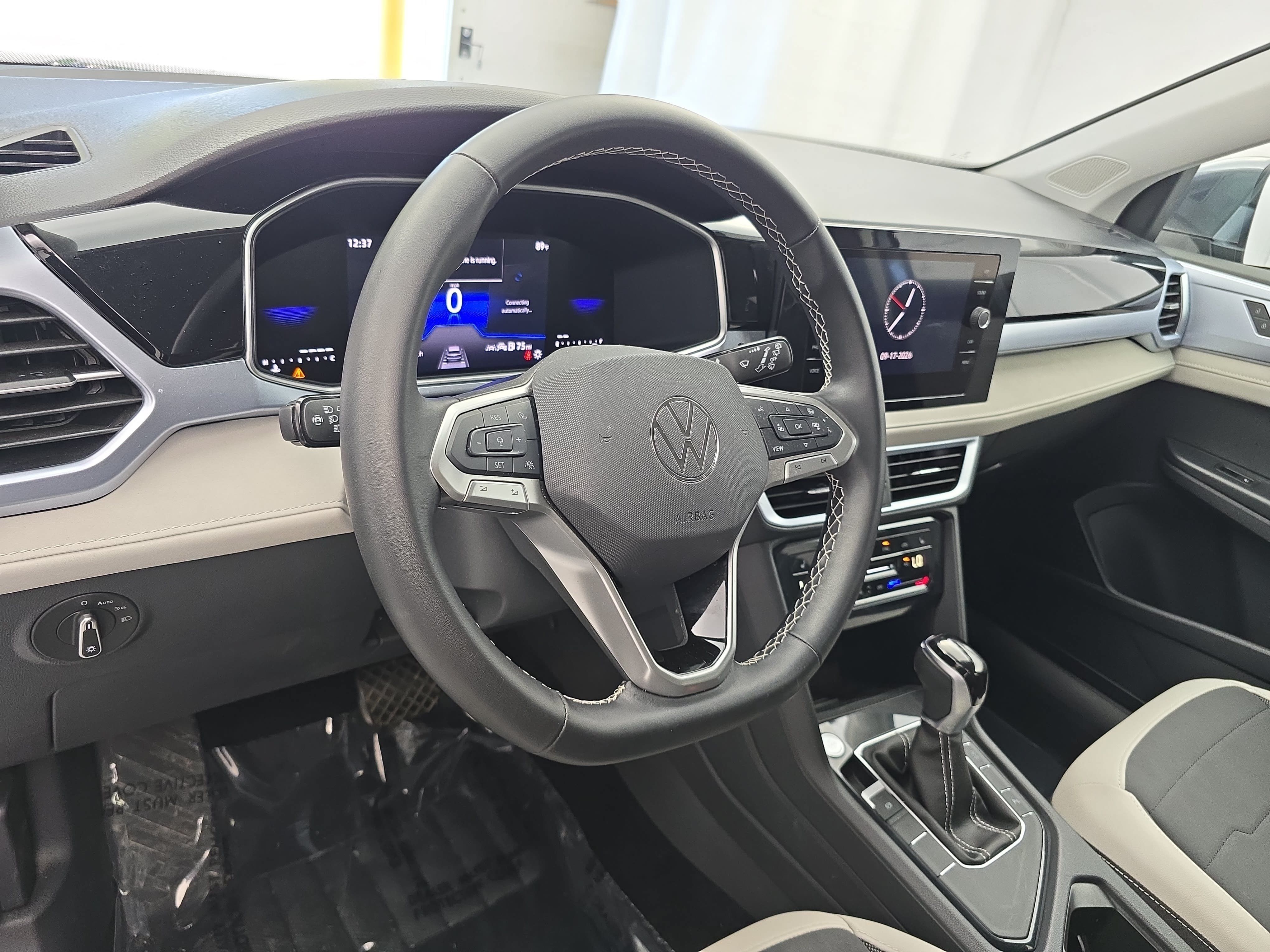 Used 2025 Volkswagen Taos SE FWD image 15
