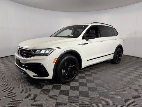 Used 2024 Volkswagen Tiguan SE R-Line FWD image 3