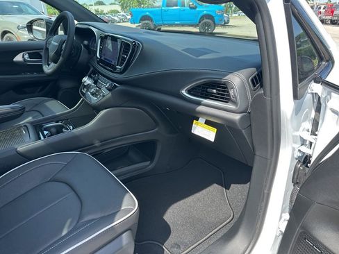 New 2025 Chrysler Pacifica Limited w/ Uconnect Theater Family Group image 53