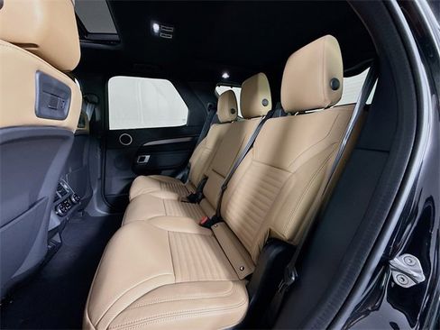 New 2026 Land Rover Discovery Dynamic SE image 24