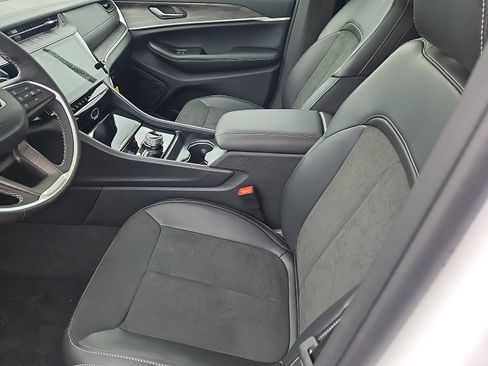 New 2026 Jeep Grand Cherokee Altitude image 8
