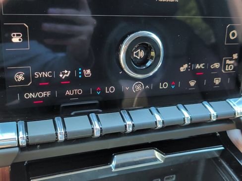 Used 2025 GMC Yukon Denali AWD/4WD image 23