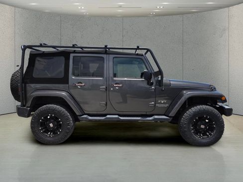 Used 2017 Jeep Wrangler Unlimited Sahara w/ Connectivity Group AWD/4WD image 2
