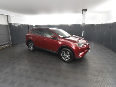 Used 2018 Toyota RAV4 XLE image 5