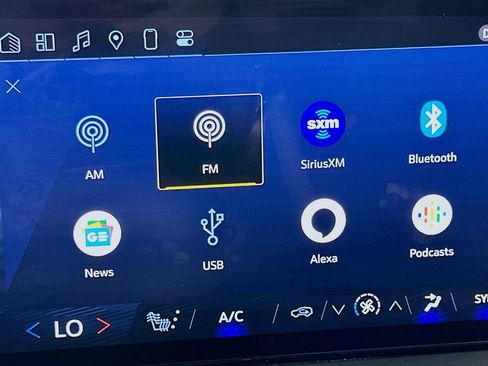 Used 2025 Chevrolet Traverse LT image 27