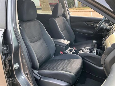 Used 2018 Nissan Rogue SV image 8