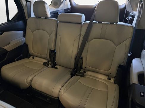 Used 2025 Honda Pilot Touring image 9