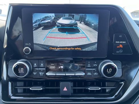 Used 2023 Toyota Highlander L FWD image 17