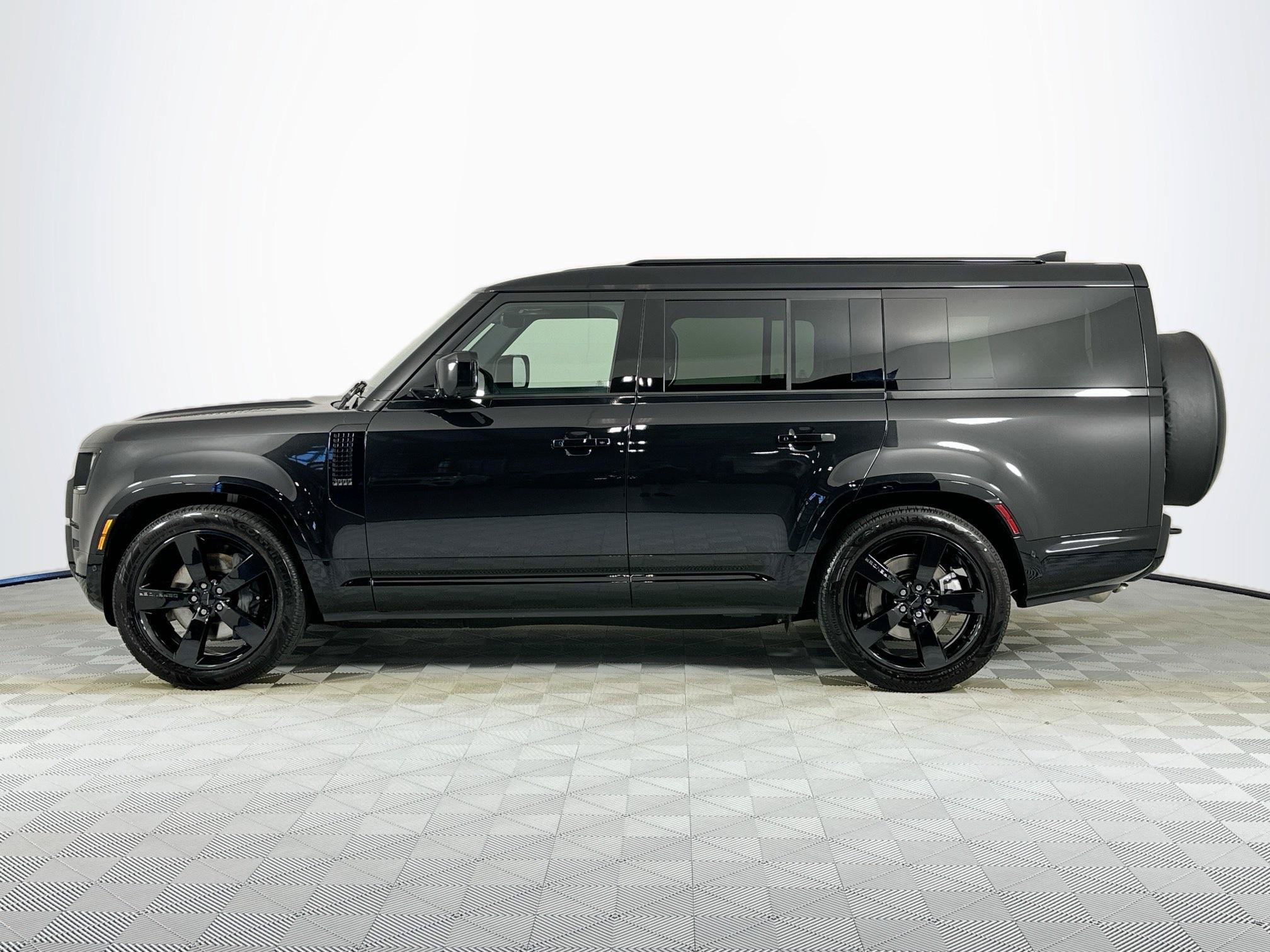 Used 2026 Land Rover Defender 130 X-Dynamic SE AWD/4WD image 8