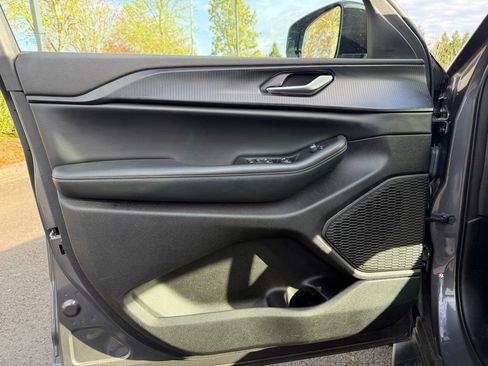 Used 2024 Jeep Grand Cherokee L Laredo image 16