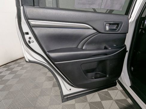 Used 2019 Toyota Highlander SE image 40