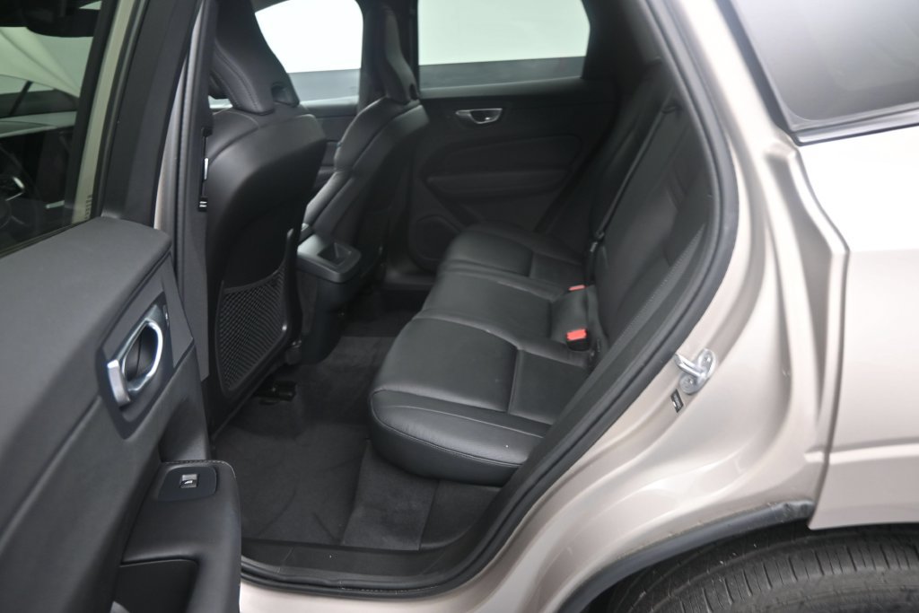 Certified 2024 Volvo XC60 B5 Plus AWD/4WD image 16