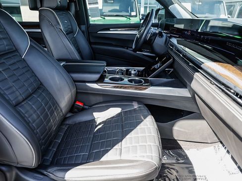Used 2025 Cadillac Escalade ESV Sport Platinum w/ LPO, Floor Liner Package AWD/4WD image 17