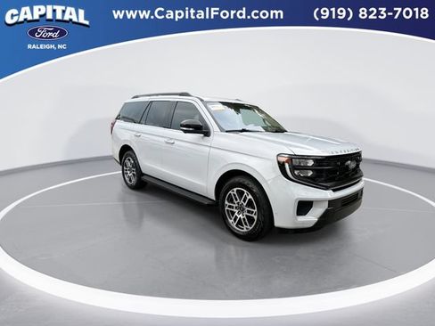 Used 2025 Ford Expedition Active AWD/4WD image 2
