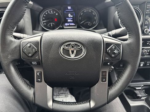 Used 2021 Toyota Tacoma TRD Off-Road w/ TRD Premium Off Road Package AWD/4WD image 17