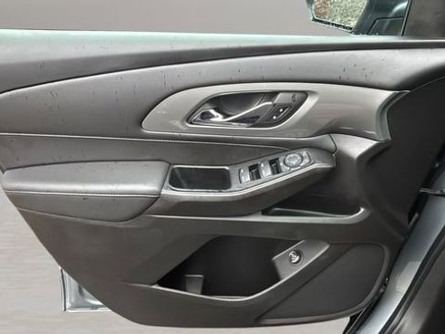 Used 2023 Chevrolet Traverse LT image 17