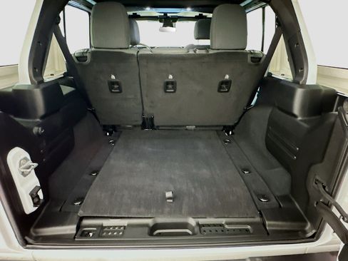 Used 2025 Jeep Wrangler Sahara image 29