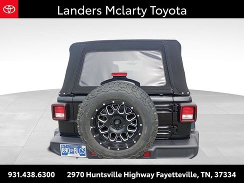 Used 2018 Jeep Wrangler Unlimited Sahara AWD/4WD image 6