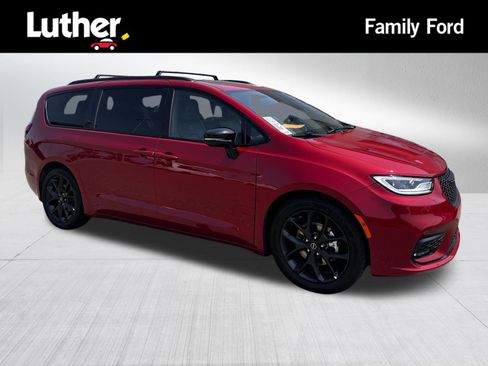 Used 2025 Chrysler Pacifica Limited FWD image 1