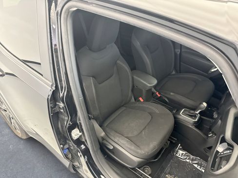 Used 2023 Jeep Renegade Altitude AWD/4WD image 16