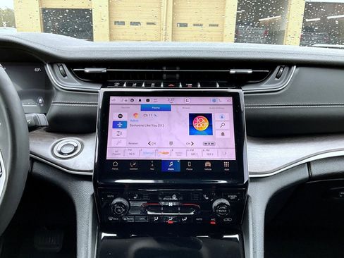 Used 2024 Jeep Grand Cherokee Limited AWD/4WD image 14