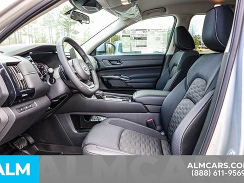 Used 2025 Nissan Pathfinder SV image 19