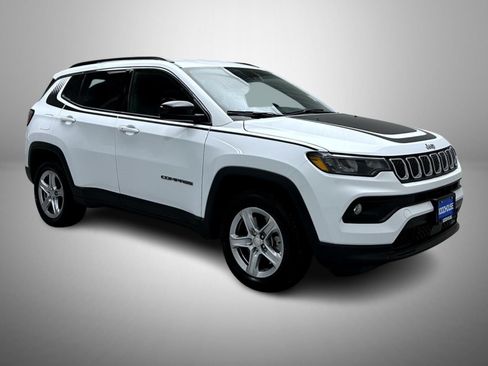 Used 2023 Jeep Compass Latitude w/ Mopar Graphics Package AWD/4WD image 3