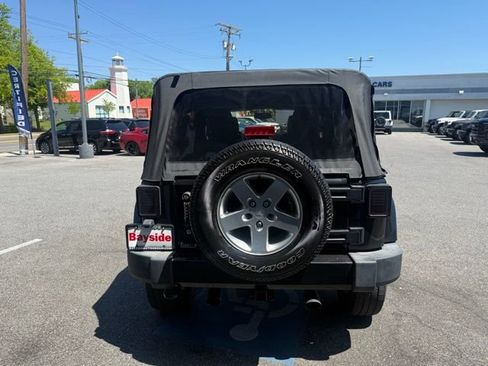 Used 2016 Jeep Wrangler Unlimited Sahara w/ Connectivity Group AWD/4WD image 16