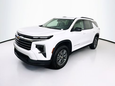 Used 2025 Chevrolet Traverse LT image 3