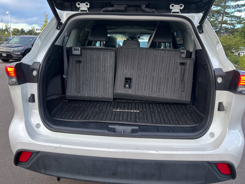 Used 2020 Toyota Highlander XLE AWD/4WD image 18