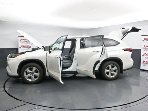 Used 2020 Toyota Highlander LE image 28