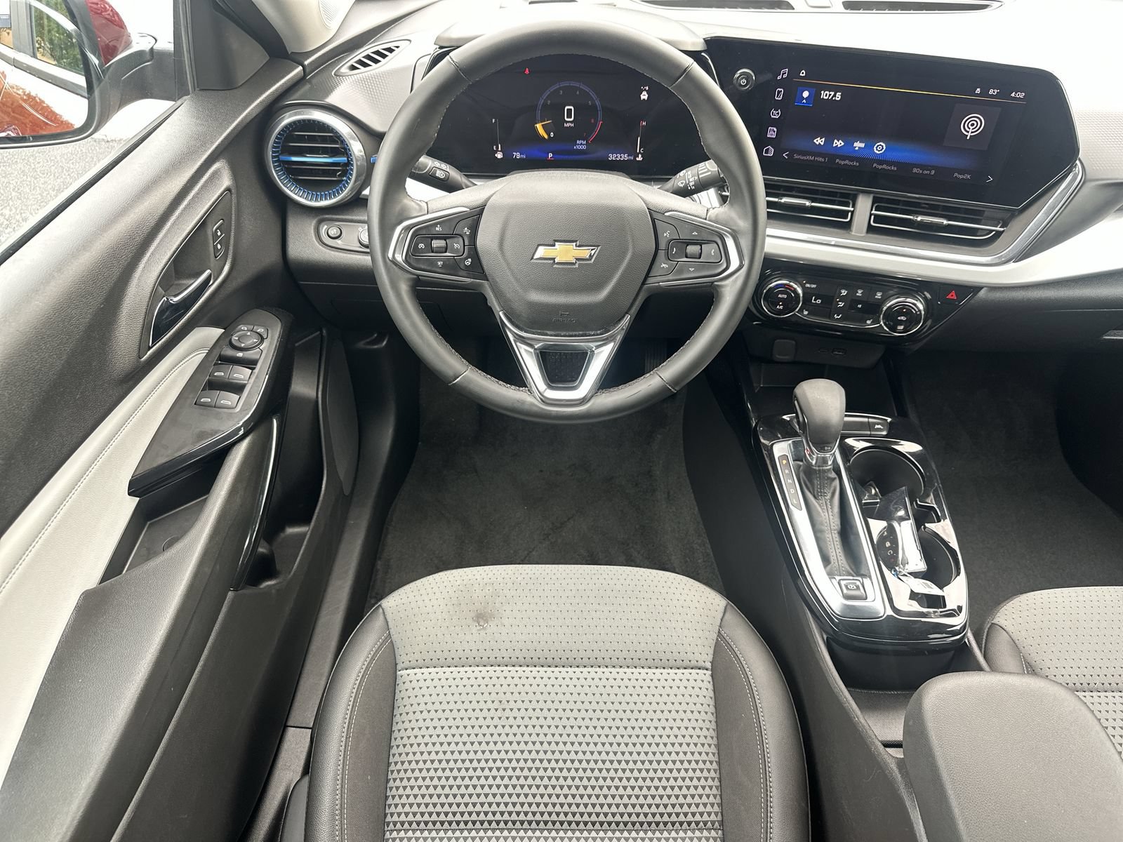 Used 2025 Chevrolet Trax LT w/ LT Convenience Package FWD image 17