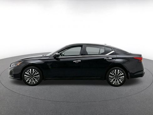 Used 2025 Nissan Altima 2.5 SV FWD image 4