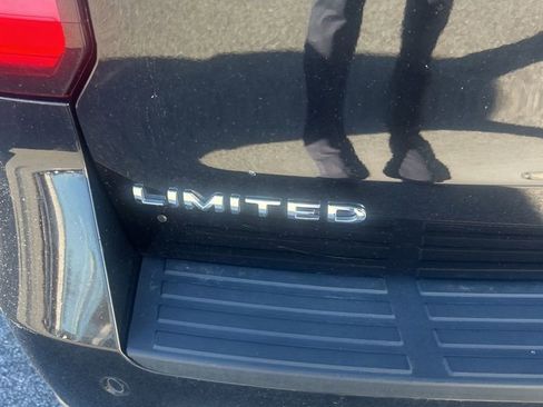 Used 2024 Ford Expedition Limited image 3