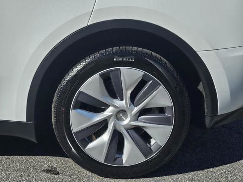 Used 2024 Tesla Model Y Long Range image 19
